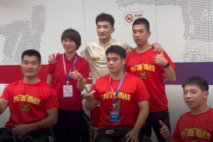 星空体育-暖心一幕!孙铭徽G2赛后在通道内与轮椅篮球运动员合影并签名