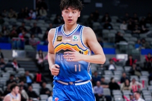 星空体育-又帅又能打！齐麟12中5得到13分6板1助1断